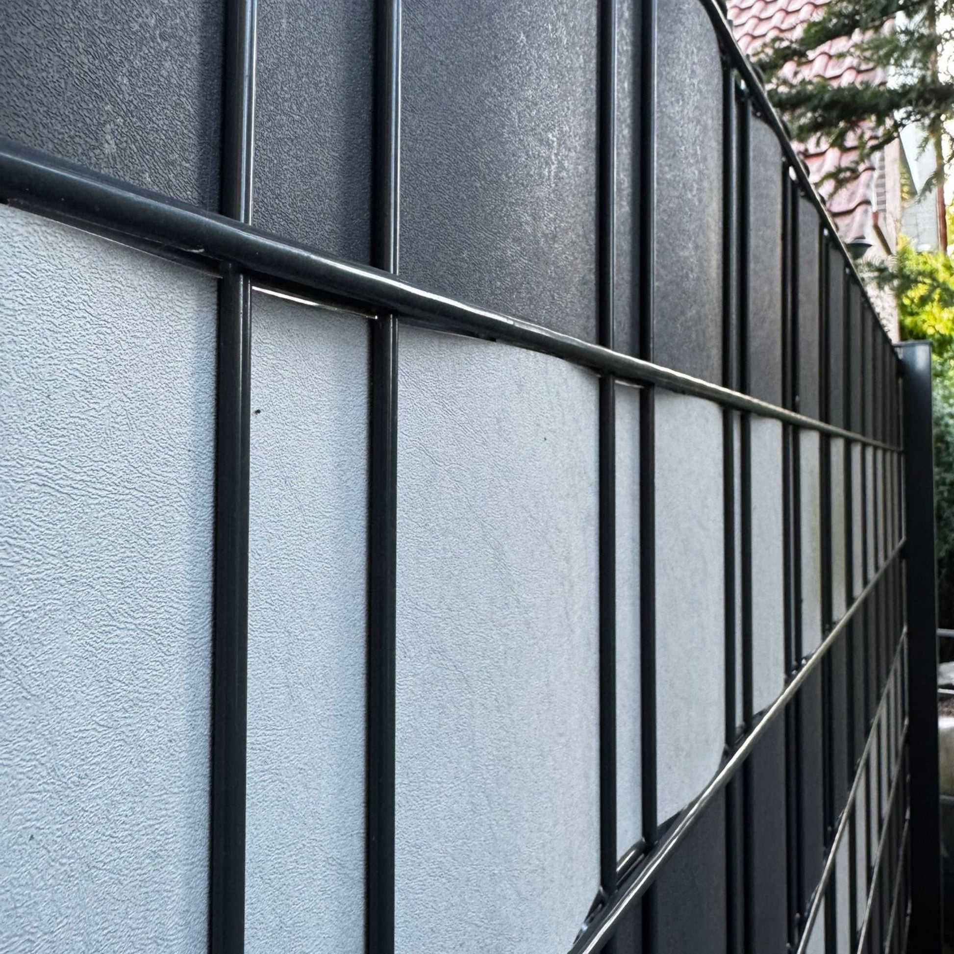 Doppelstabmattenzaun mit Sichtschutzstreifen