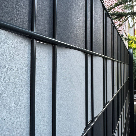 Doppelstabmattenzaun mit Sichtschutzstreifen